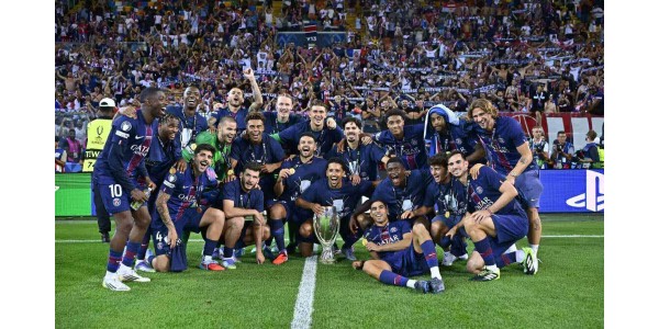 Wynik jest niepewny do ostatniej chwili, ponieważ PSG odnosi zwycięstwo po powrocie i zdobywa Superpuchar UEFA.